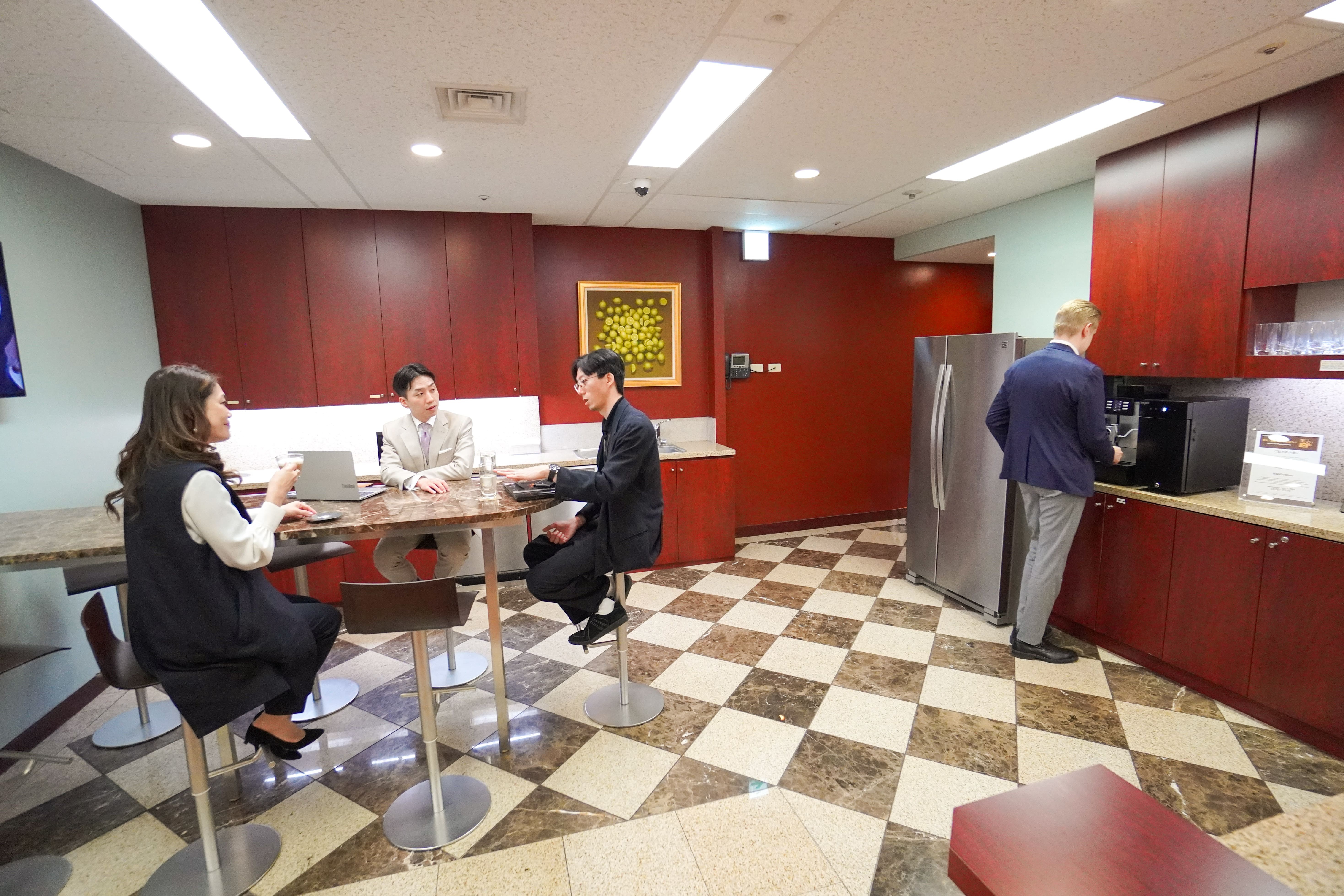 キッチン_休憩や交流の場として最適なキッチンにはフリードリンクなどを設備しています