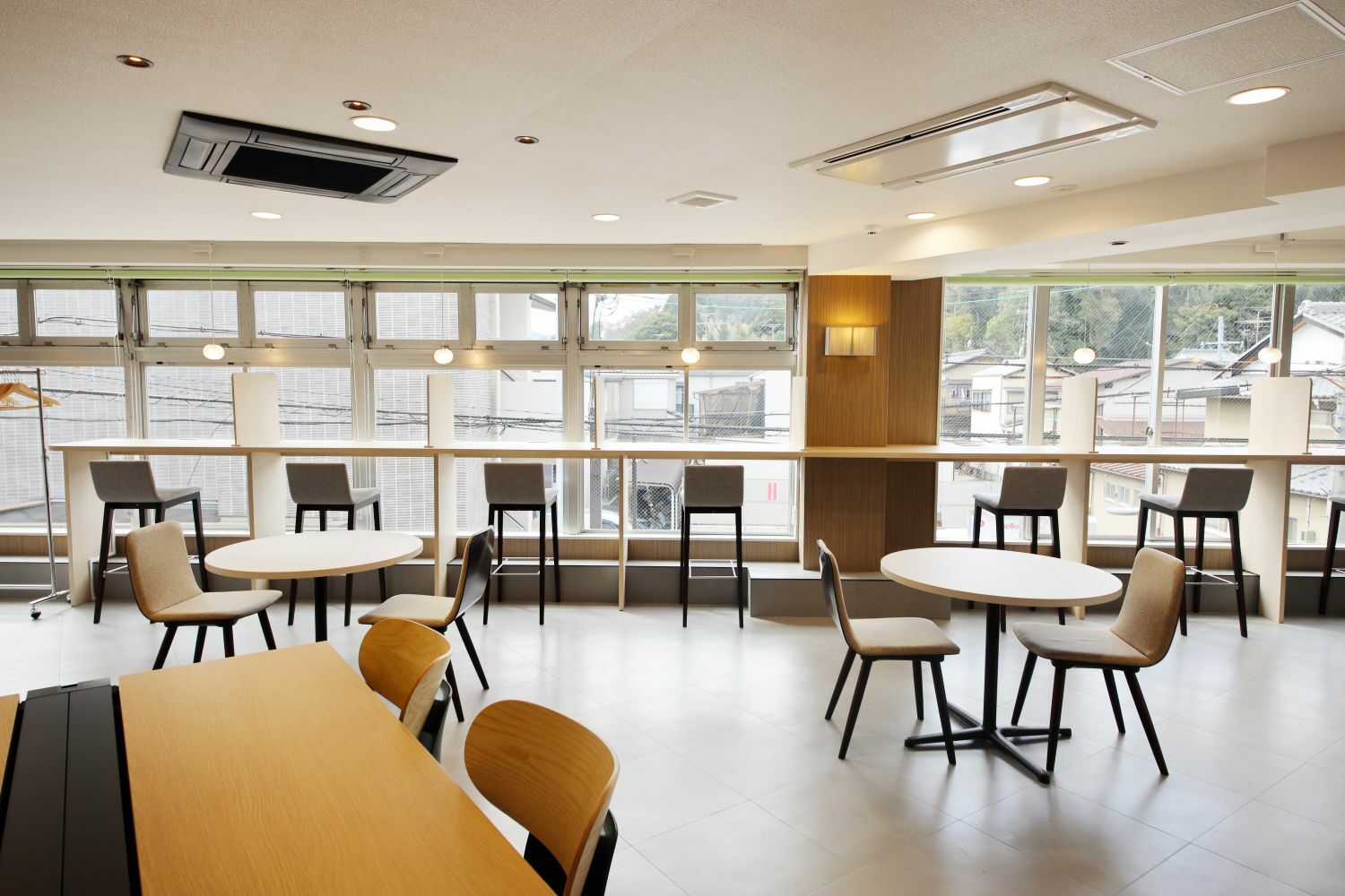 共有部_コワーキングスペース。気分を変えての作業やリフレッシュの場としても活用できます。