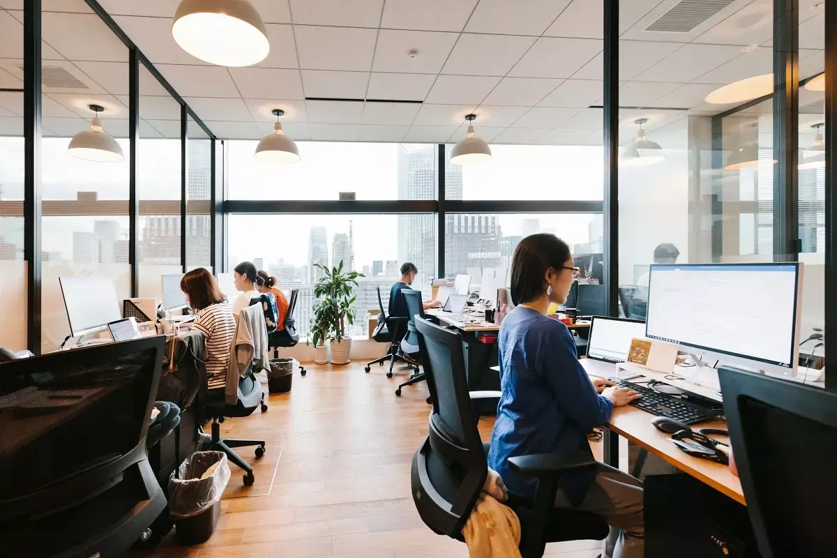 専有部_個室。家具付きのため。入居後すぐに作業を開始することが出来ます。©WeWork ※写真はイメージです。