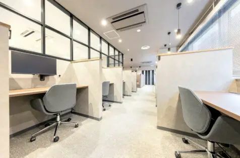 共有部_ワークブース。静かに集中して過ごしたい方におすすめです。※画像はイメージです。©bizcomfort