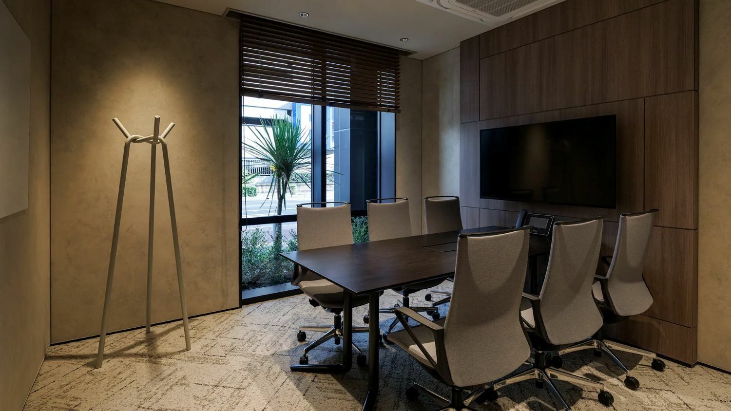 共有部_会議室。会議、面接、取材、セミナーなど様々なシーンで活用できます。※画像はイメージです。ⒸH1O