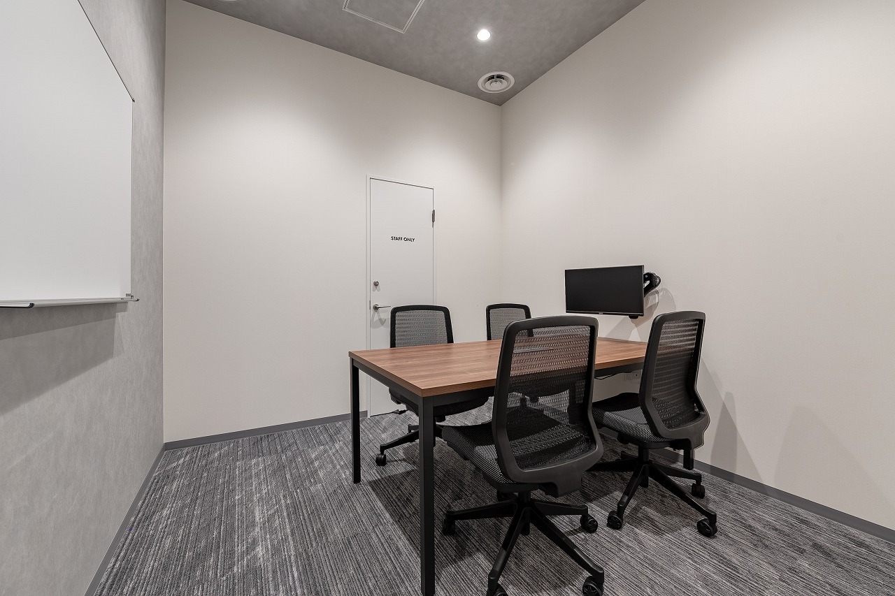 共有部_会議室（事前予約制/有料）。来客対応や打ち合わせ、大切な商談におすすめです。