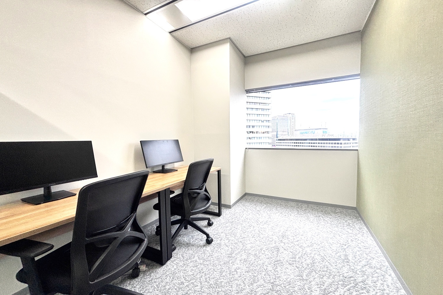 専有部_個室。自然光が入る窓付きの個室です。