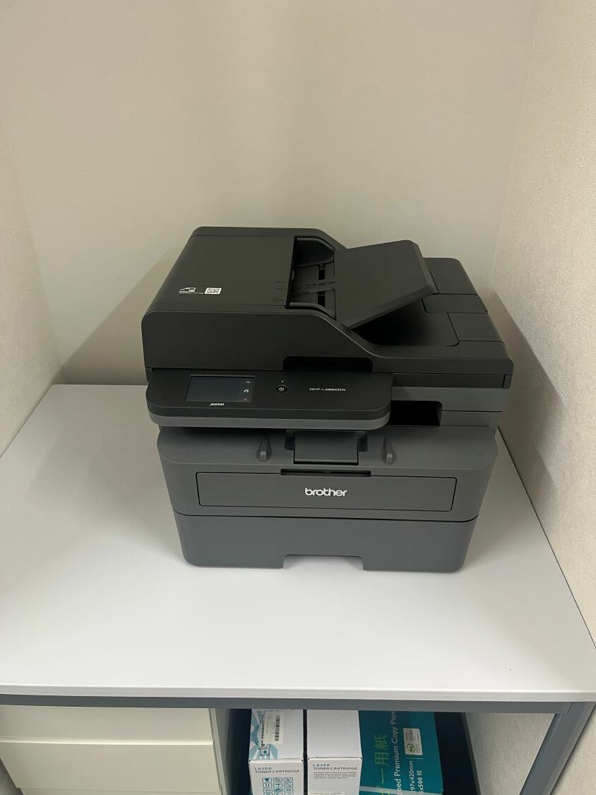 その他_複合機。1日20枚(白黒)まで無料で利用できます。