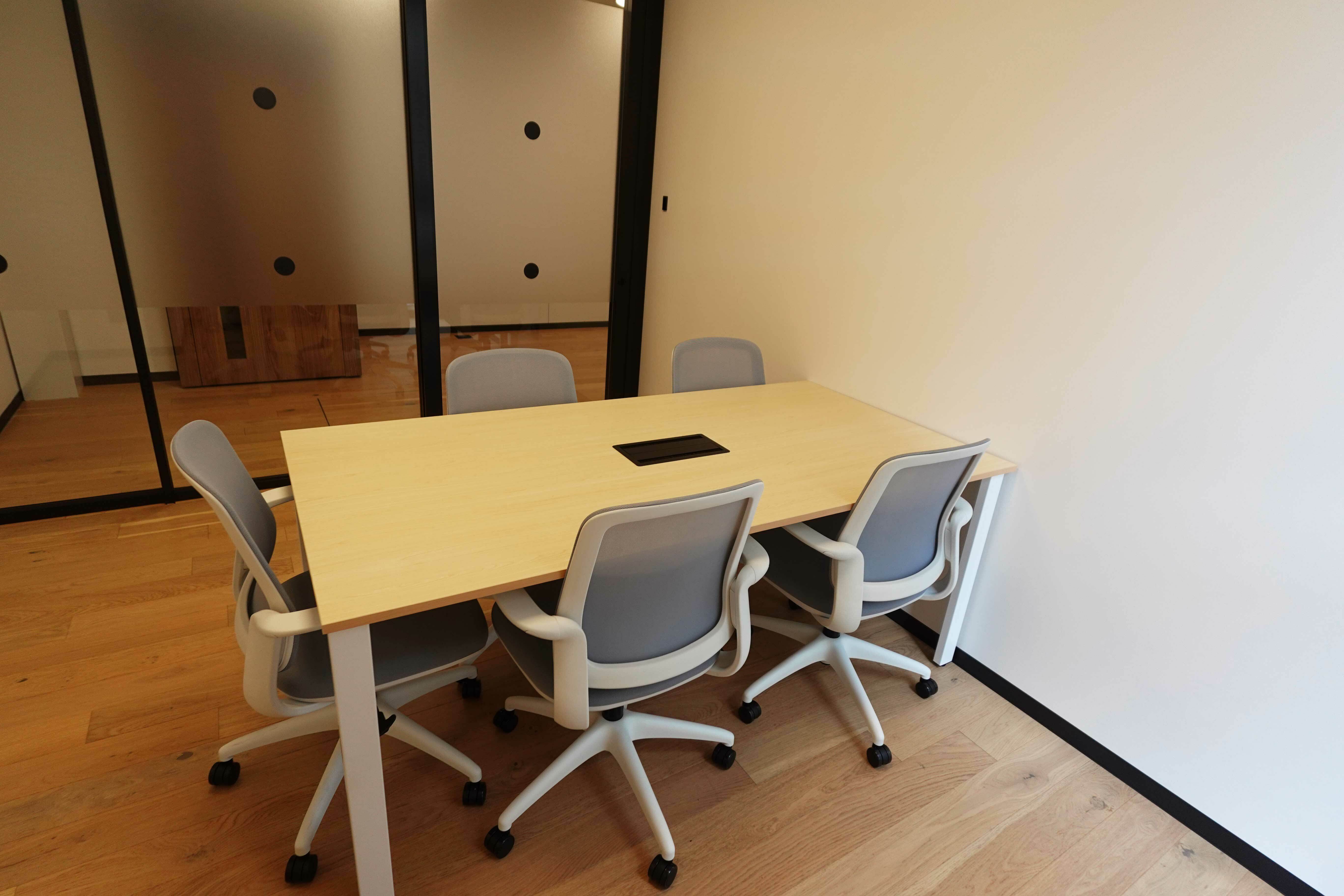 退去時の原状回復は免除いたします。レイアウト変更や家具の出入は相談可能です。