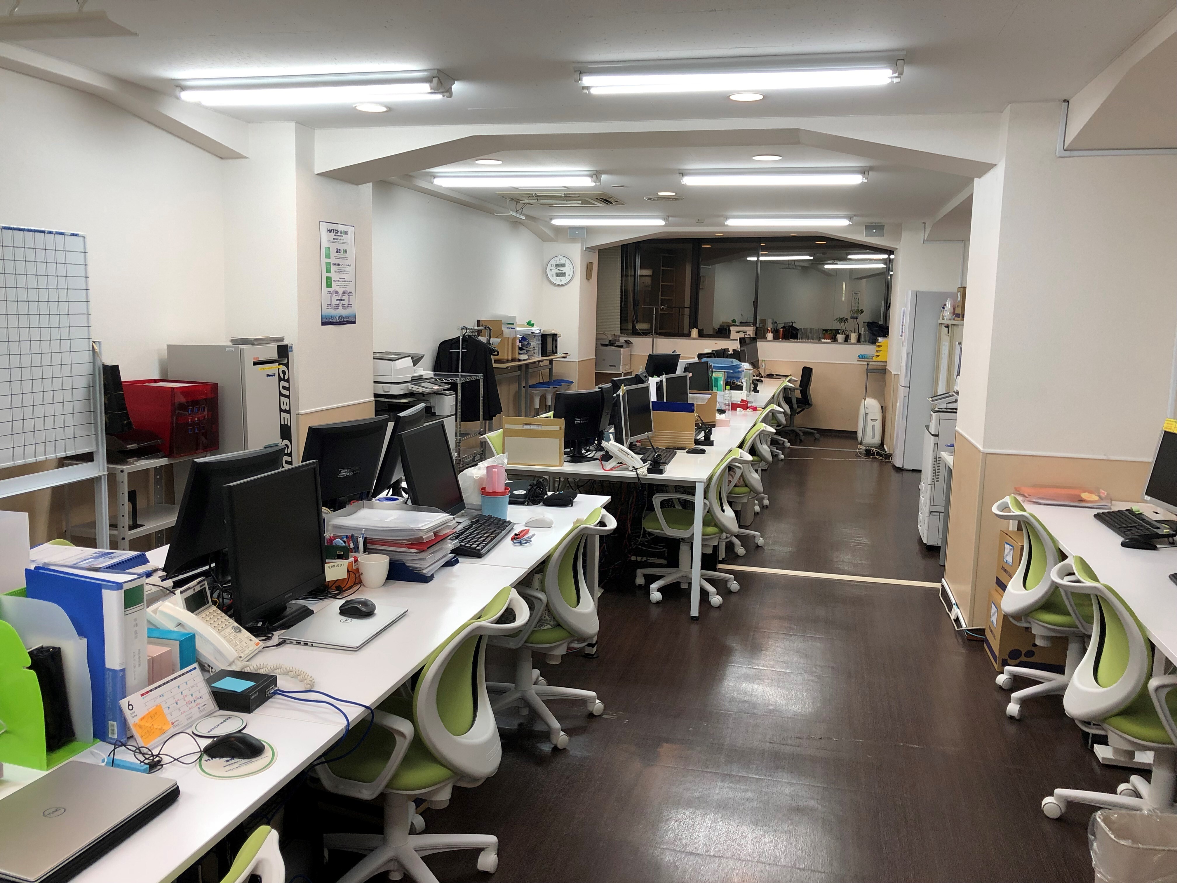 個室_オフィス。大きくスペースが取れ、明るい空間になっています。
