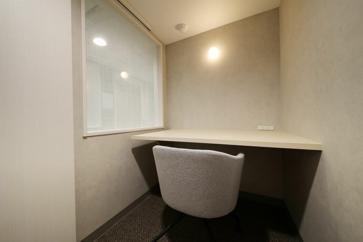 専有部_個室。通話も可能で、集中して作業可能です。