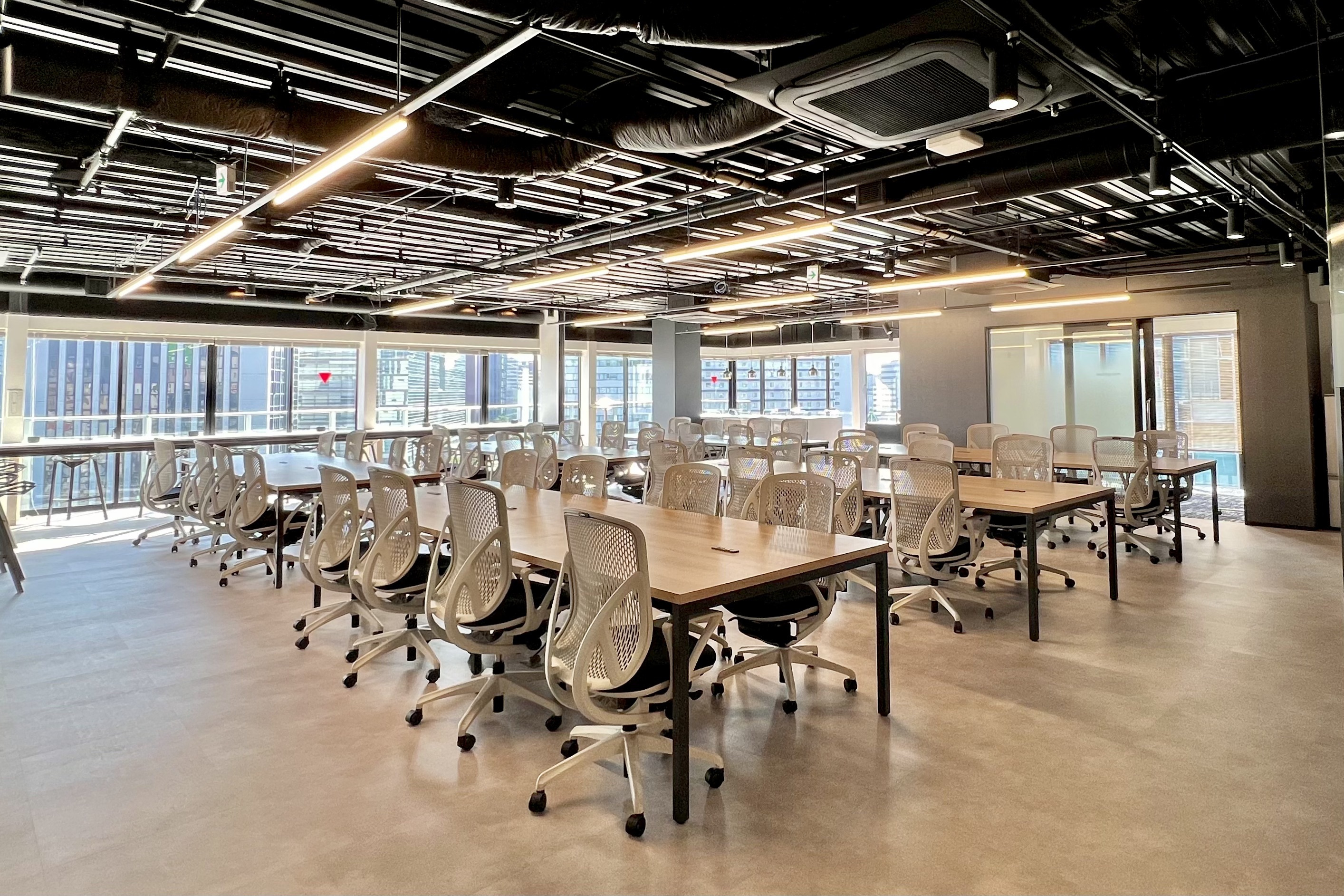 8F メイン執務スペース｜デスクとチェアがセットアップ済み。PCやモニターを置いても広々使えます。