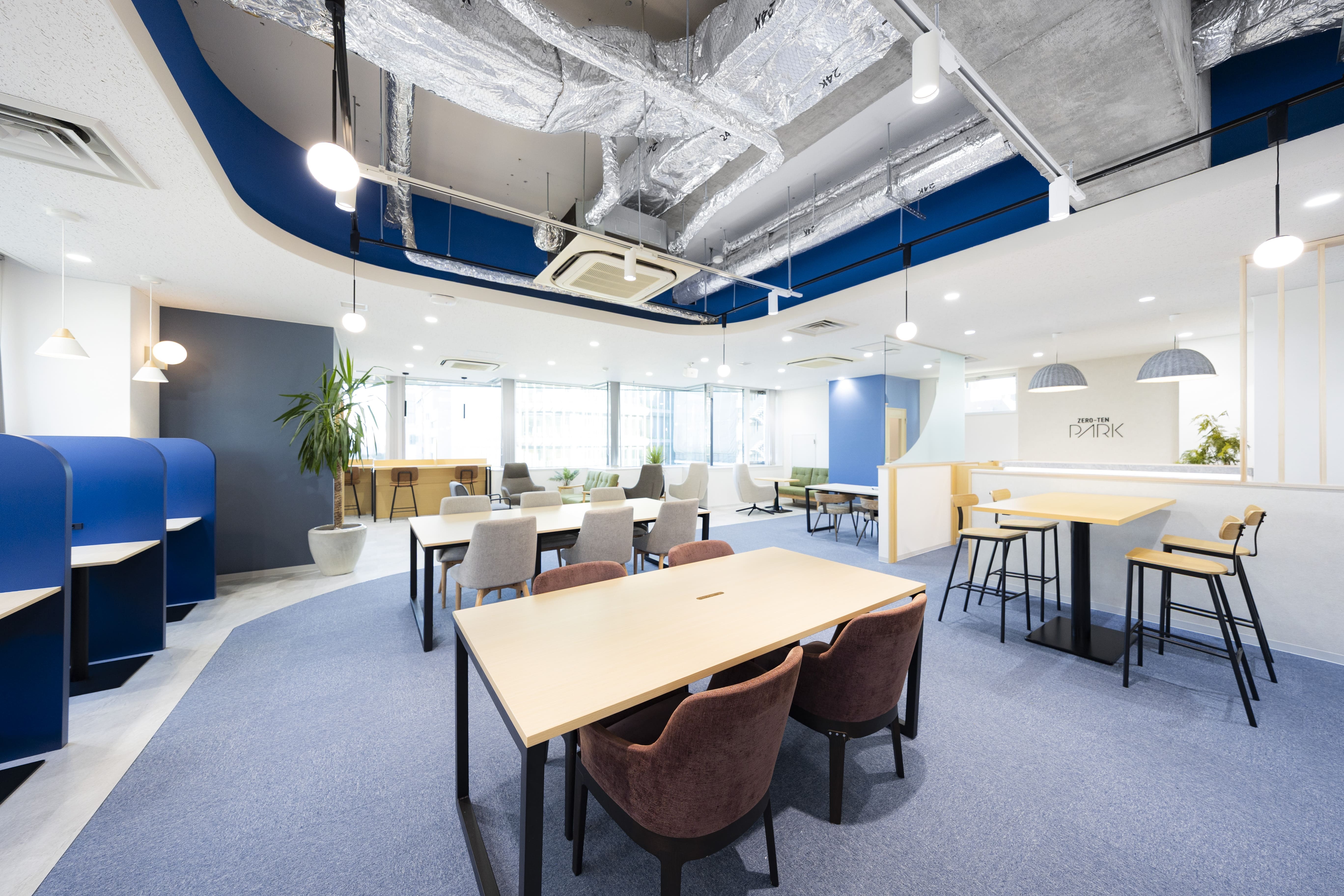 コワーキングスペース｜1人で集中したい時でも、メンバーとの打ち合わせにも使える共用スペース。ゲストも1時間まで無料で招待が可能です。