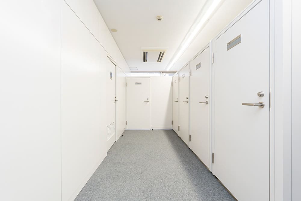 共有部_廊下。個室、ブース個室は施錠可能です。