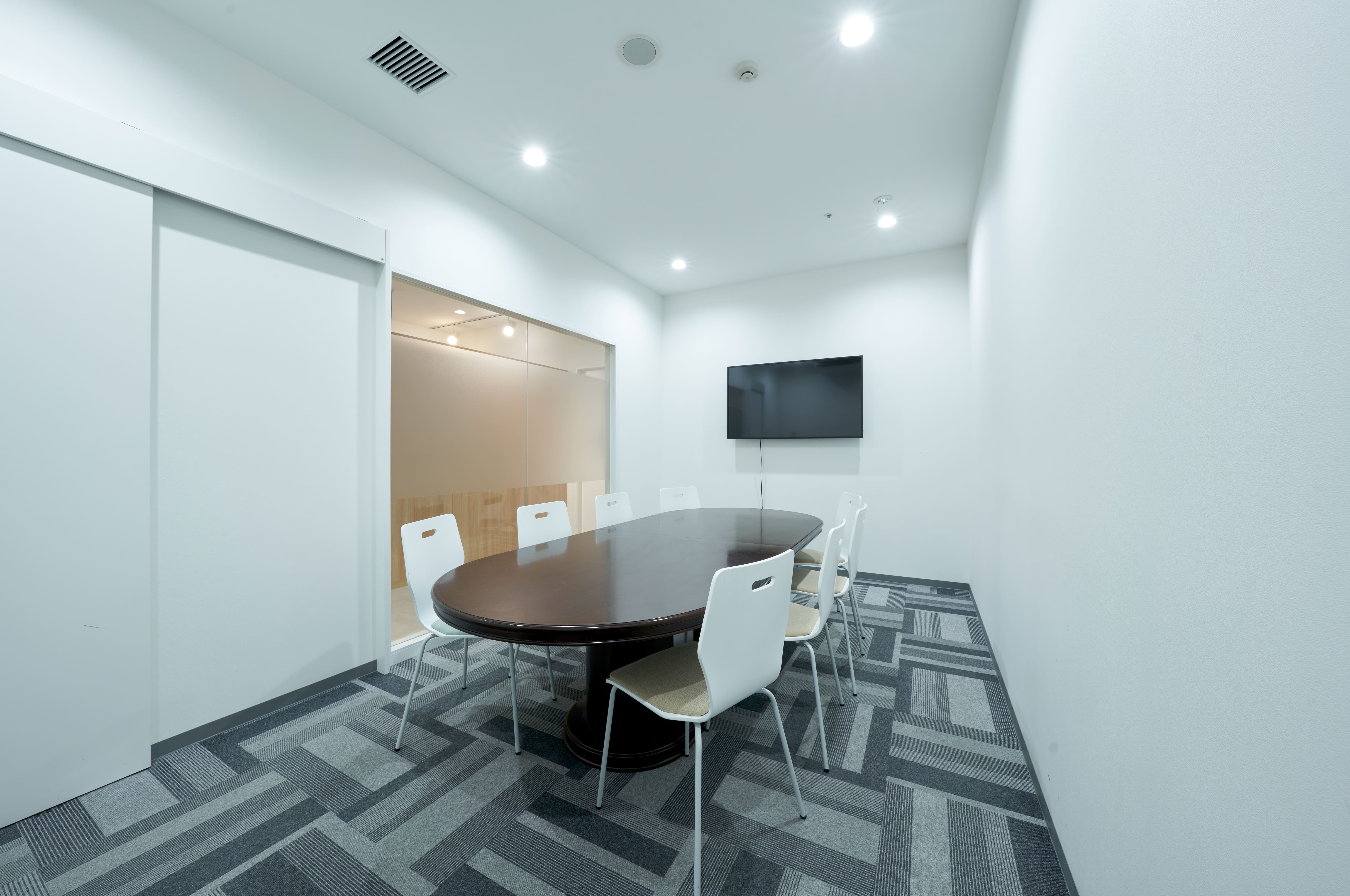 会議室_ビデオ会議などにご利用いただけるモニターなどの設備もご用意されています