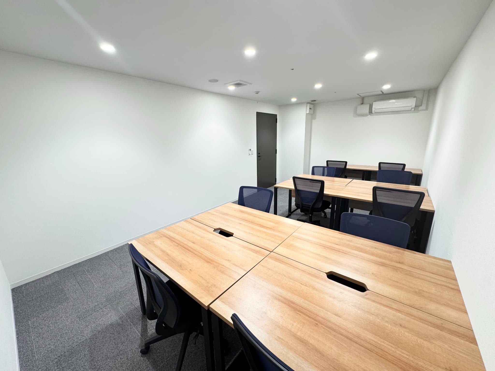 プライベートオフィス｜10名用の完全個室・家具付きオフィス。初期費用を抑えつつ、専有部を手軽に持つことができます。
