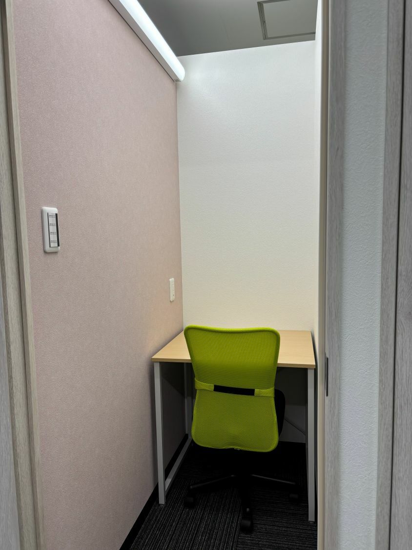 専有部_個室。家具、インターネット環境完備です。