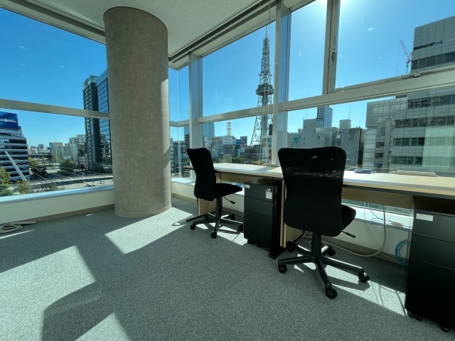 開放的な窓で明るいオフィス