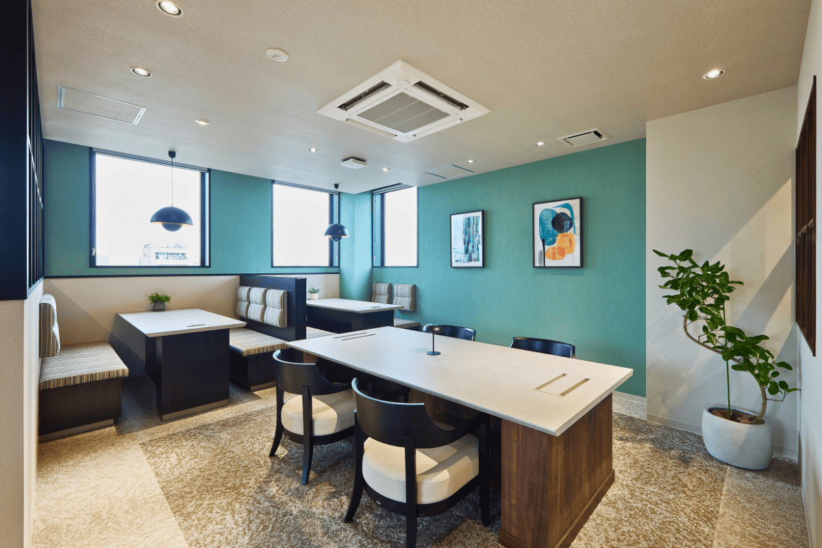 共有部_コワーキングスペースとミーティングスペース。