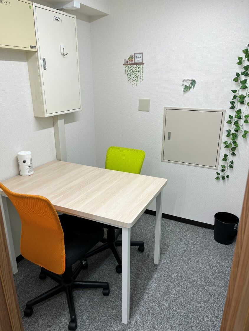 共有部_会議室。月10時間まで無料で利用可能です。