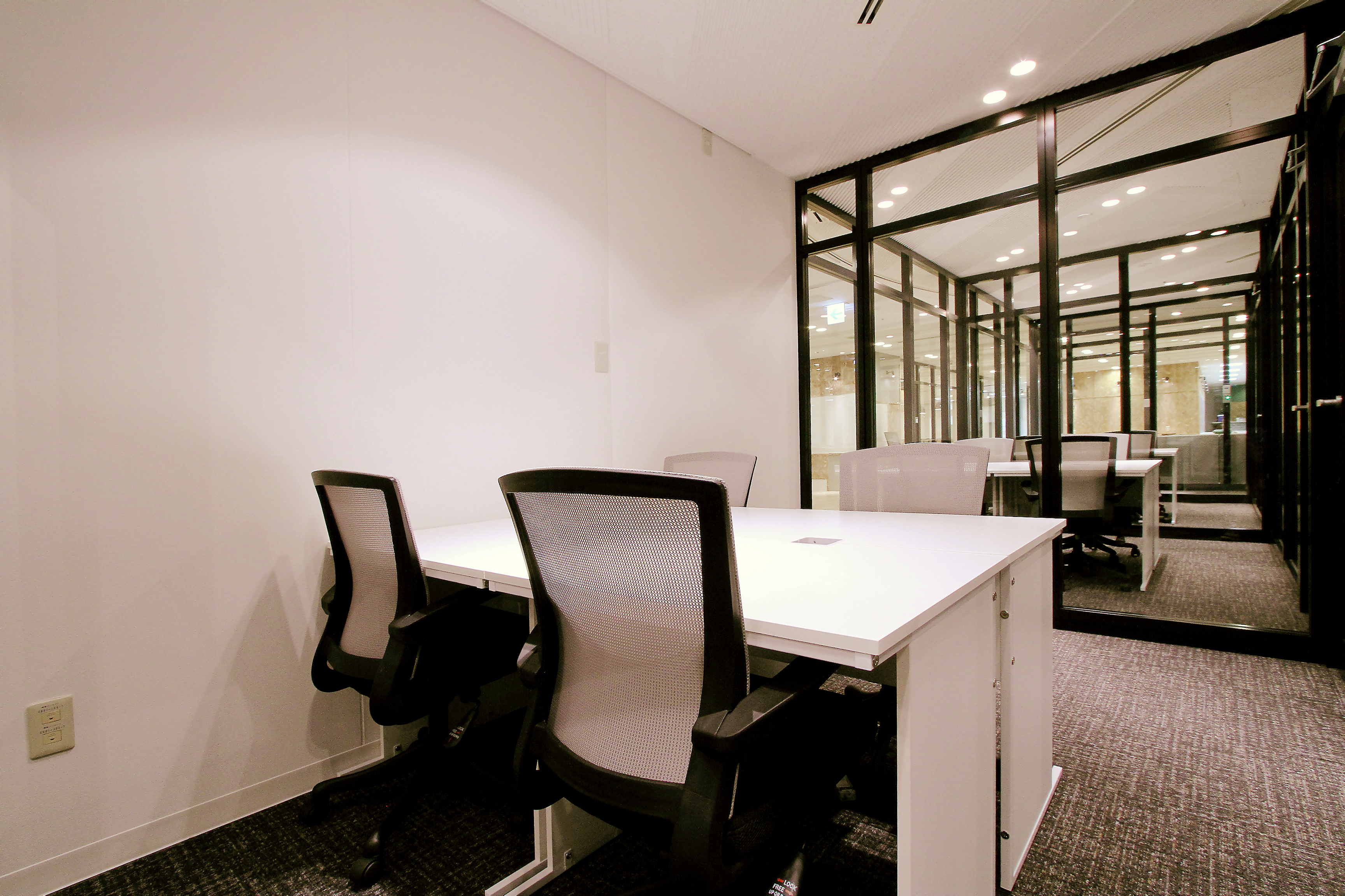 個室_個室スペースなのでビジネスに集中できます。