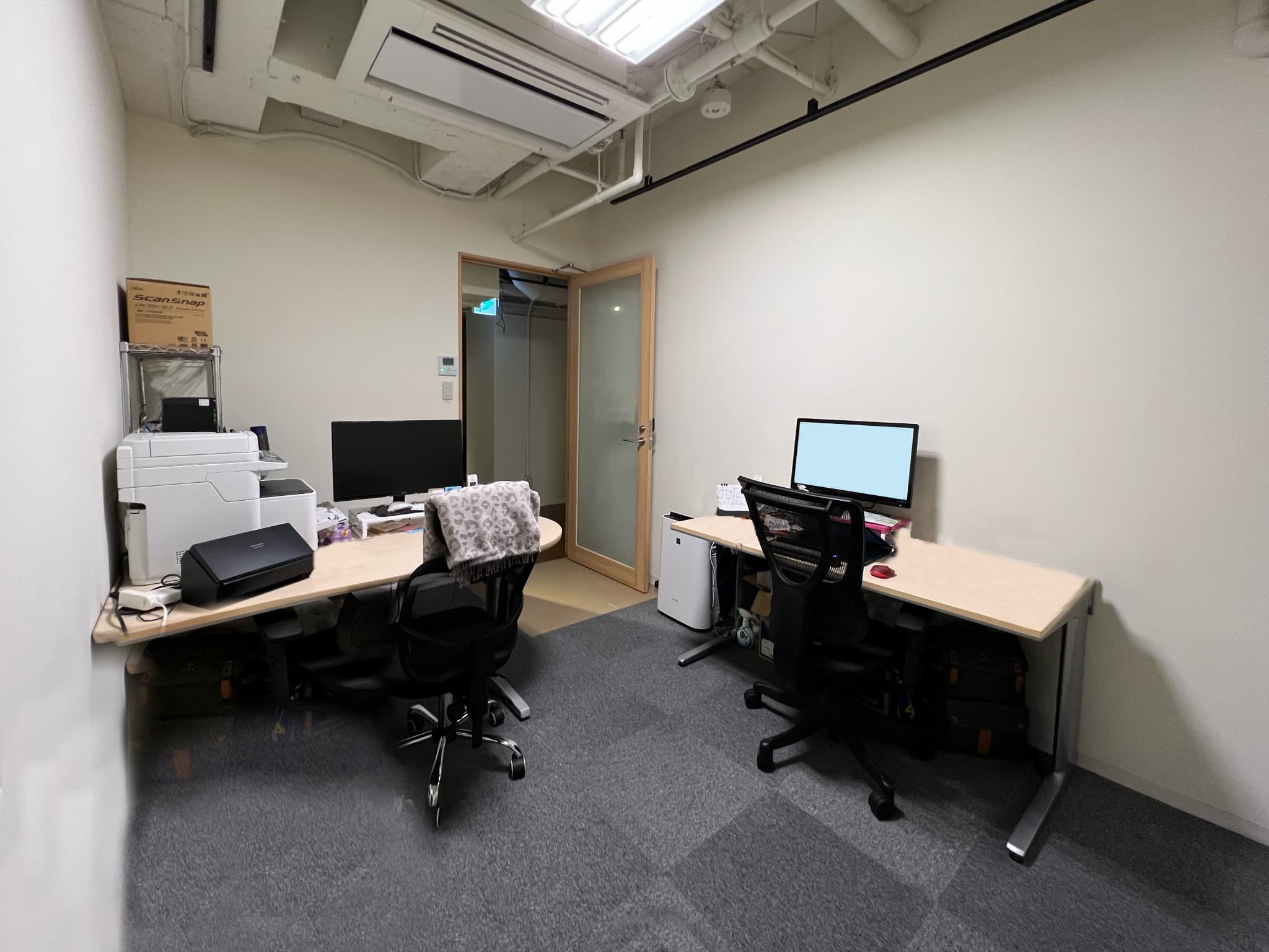 プライベートオフィス|4名用の完全個室オフィス。初期費用を抑えつつ、専有部を手軽に持つことができます。※画像は3年前のものです。家具や備品は原則付きません。(応相談)
