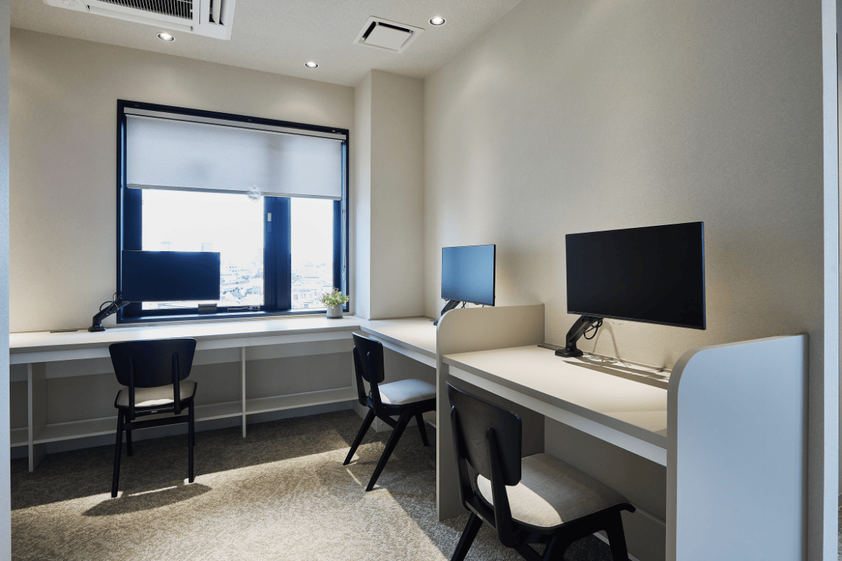 共有部_コワーキングスペース。気分に合わせて席を選べる、自由な作業空間となっています。