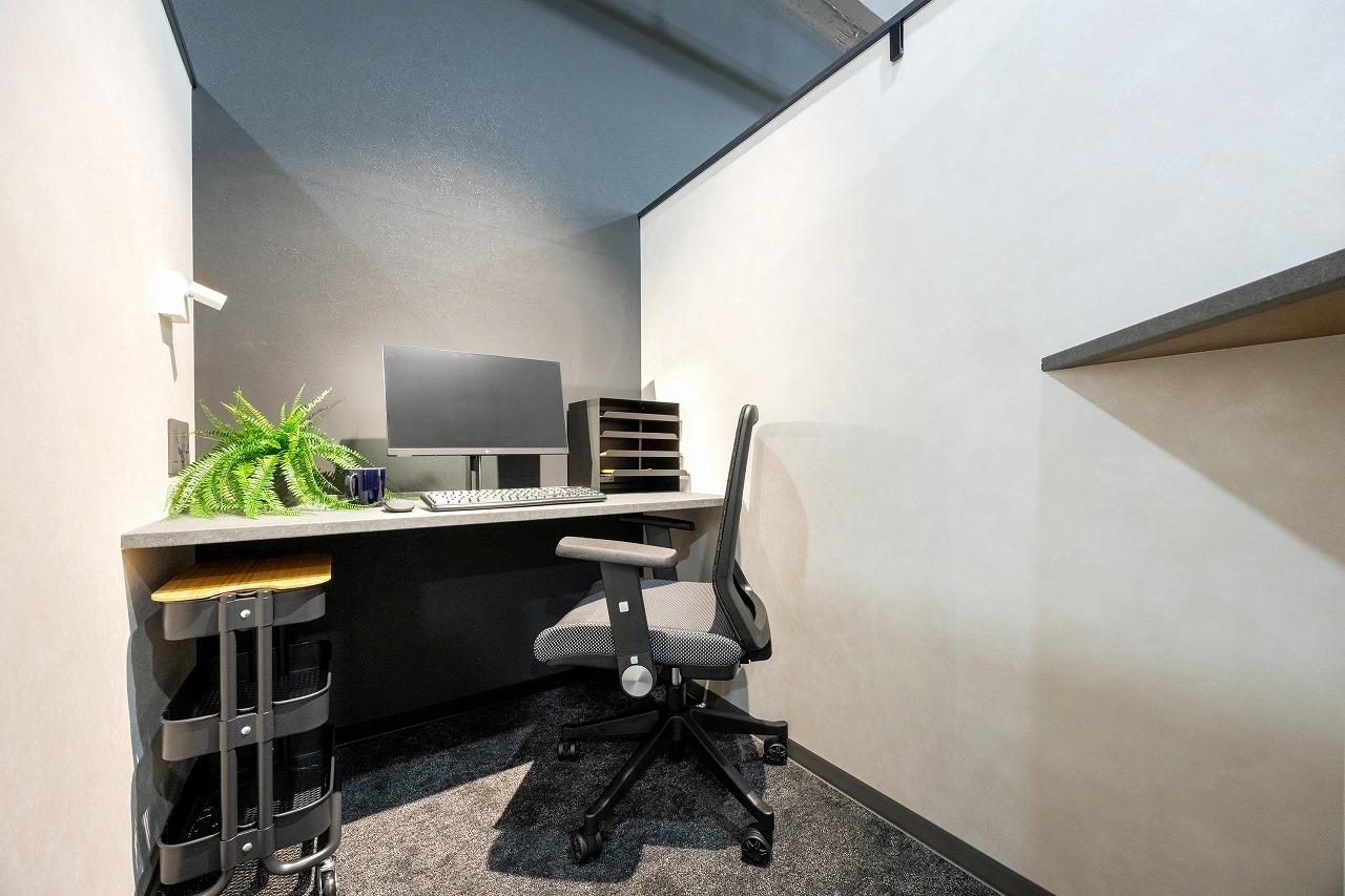 固定席C-51/ポスト・登記・ロッカー・BIZcomfort全拠点プラン付き©bizcomfort