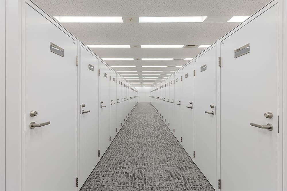 共有部_ブース廊下。鍵付きの1人用ブース個室は、月額3万円前後という手頃な価格でご利用いただけます。