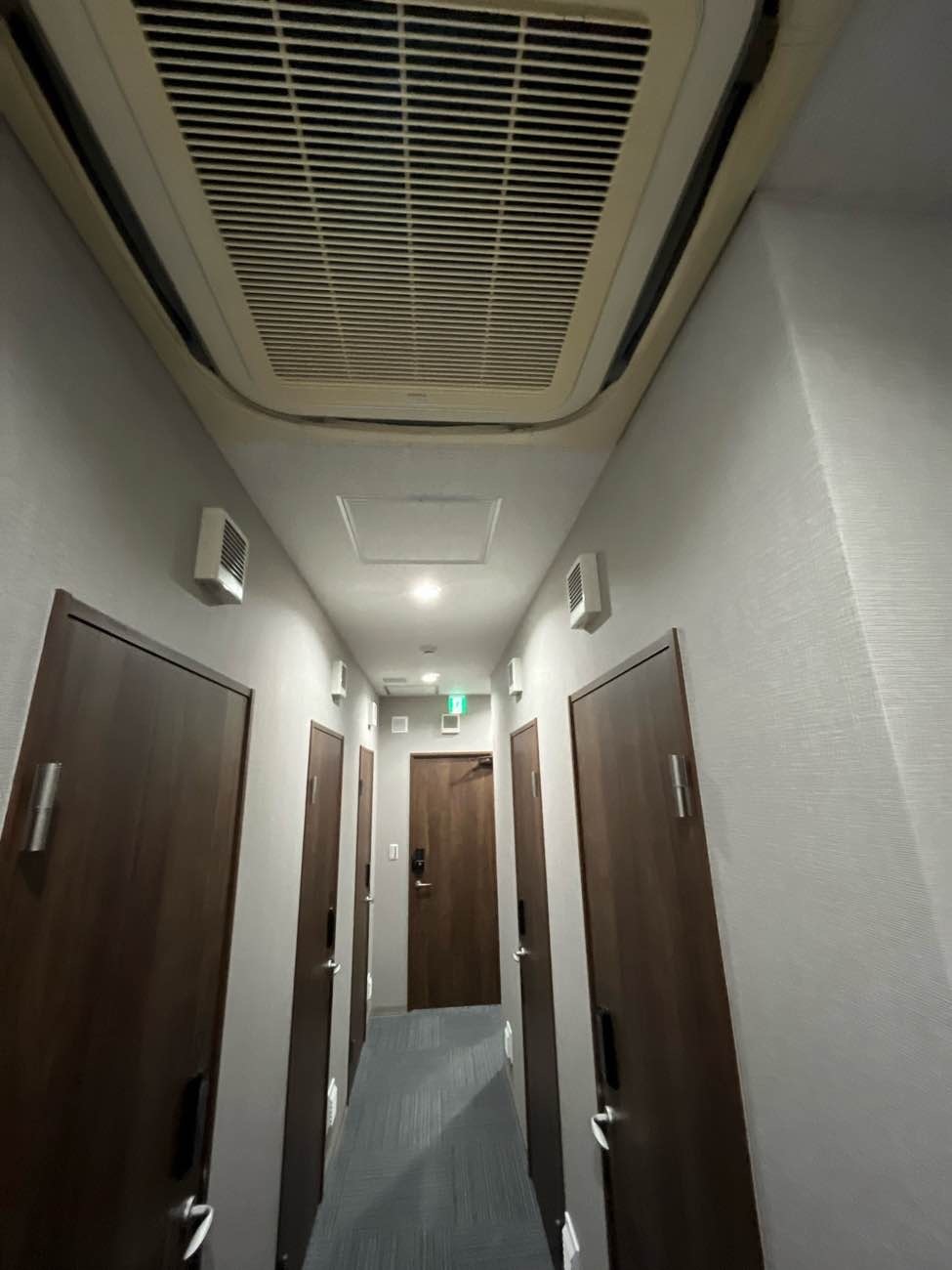 共有部_廊下。個室オフィスは施錠可能となっています。