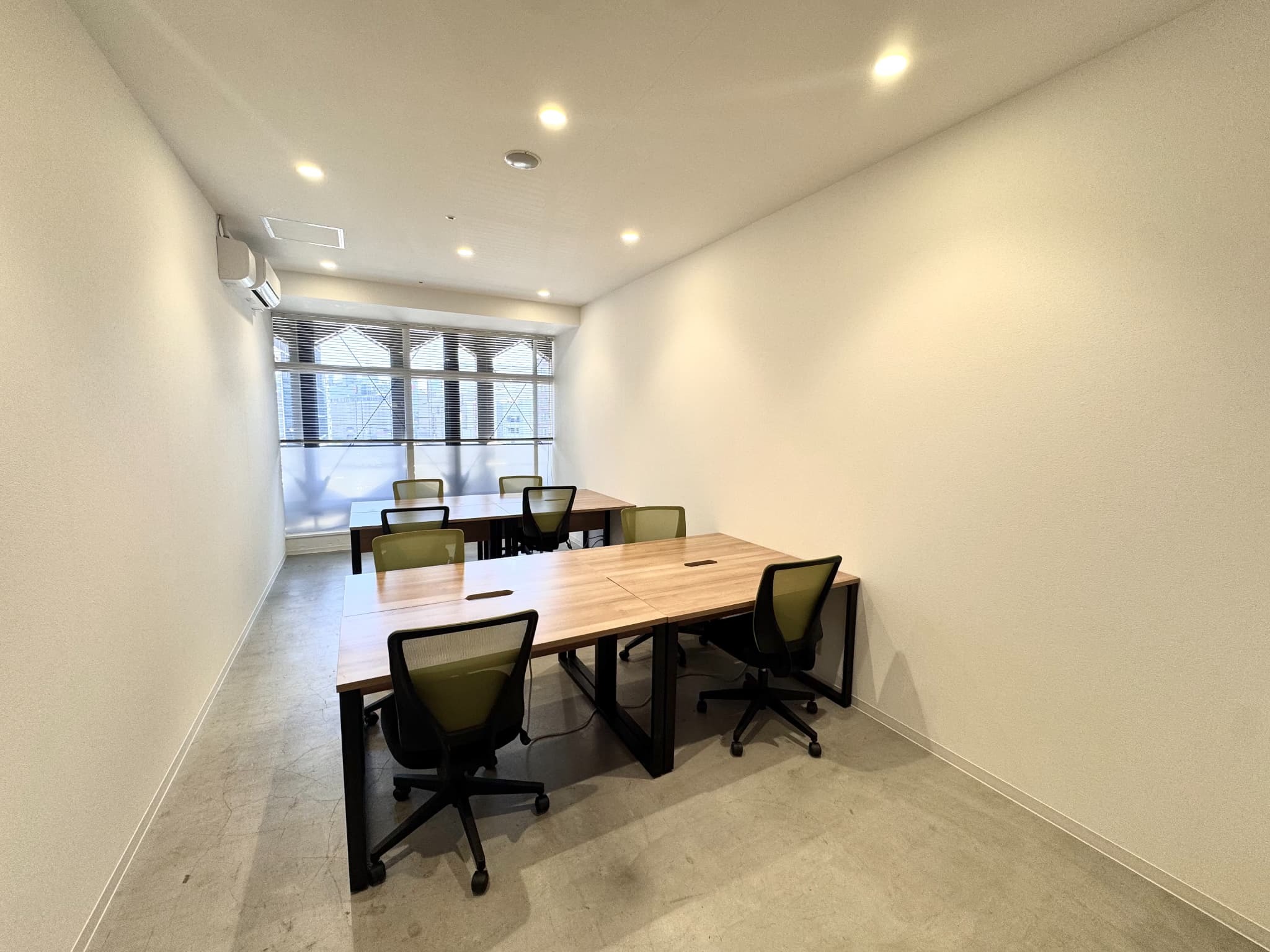 プライベートオフィス｜8名用の完全個室・家具付きオフィス。初期費用を抑えつつ、専有部を手軽に持つことができます。