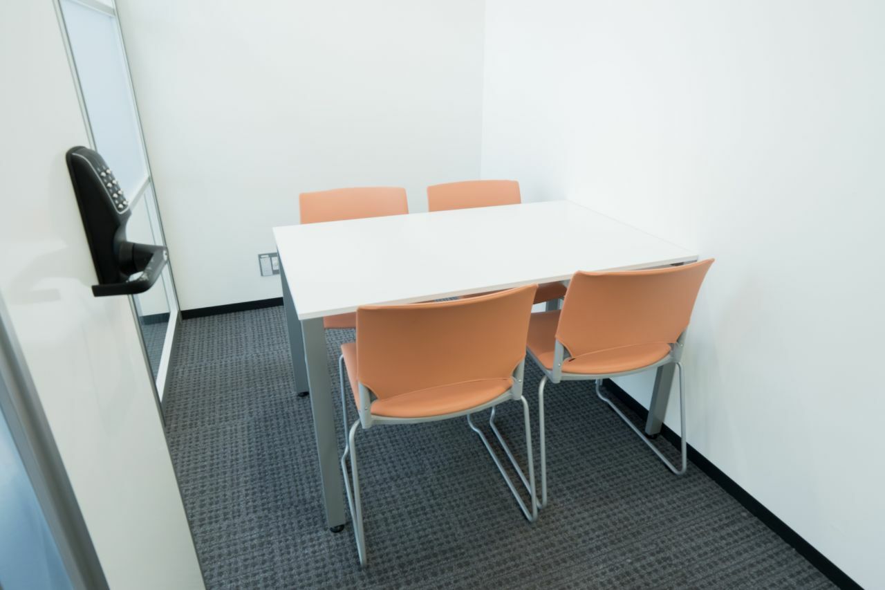 共用部_商談室。4名まで利用可能な商談室もございます。