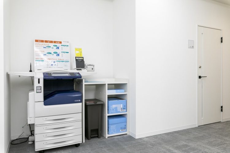 設備_共用の複合機があるため、入居時の導入費用を抑えることが出来ます。©bizcircle