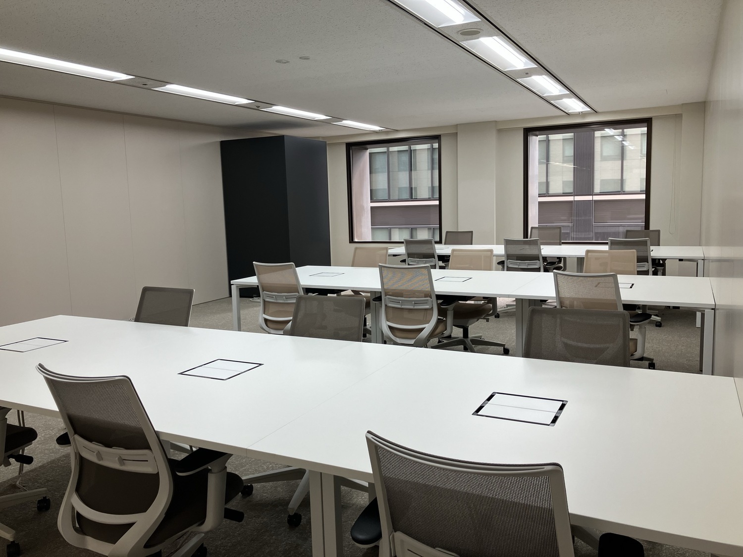 専有部_個室。デスク、チェアが設置済みです。