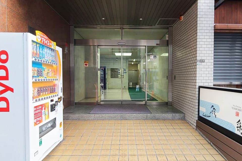 外観_入口。淀屋橋駅から徒歩10分に位置しています。
