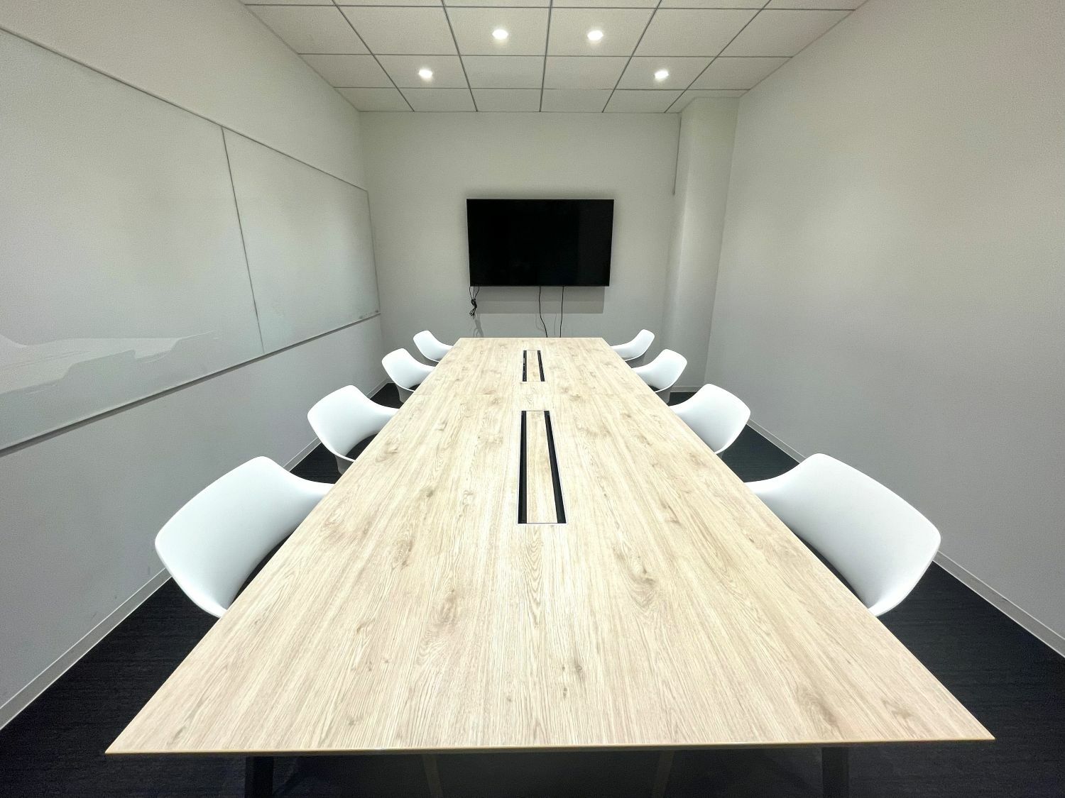 共有部_会議室。会議、面接、取材、セミナーなど様々なシーンで活用できます。