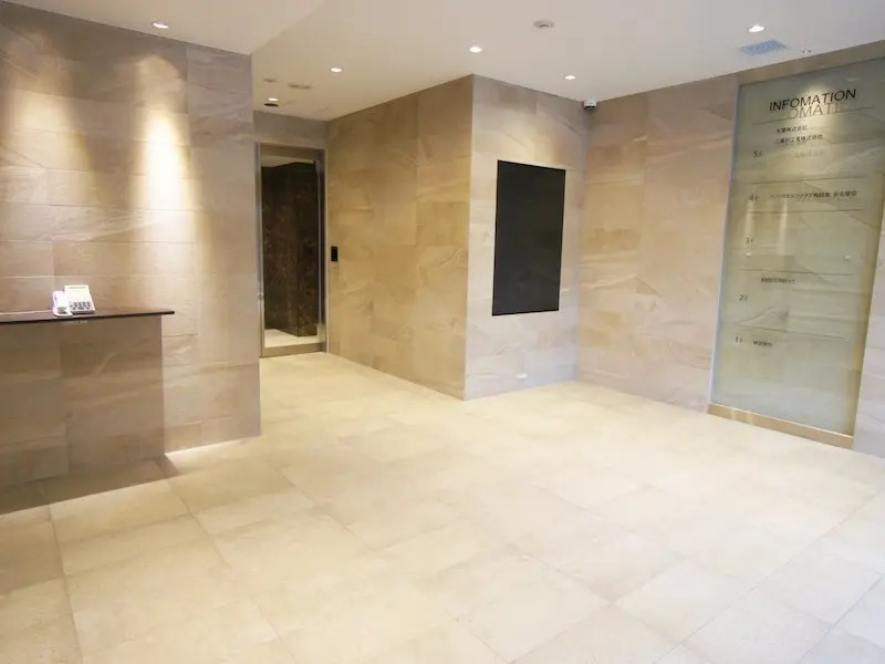 おしゃれで高級感あふれるエントランスが魅力