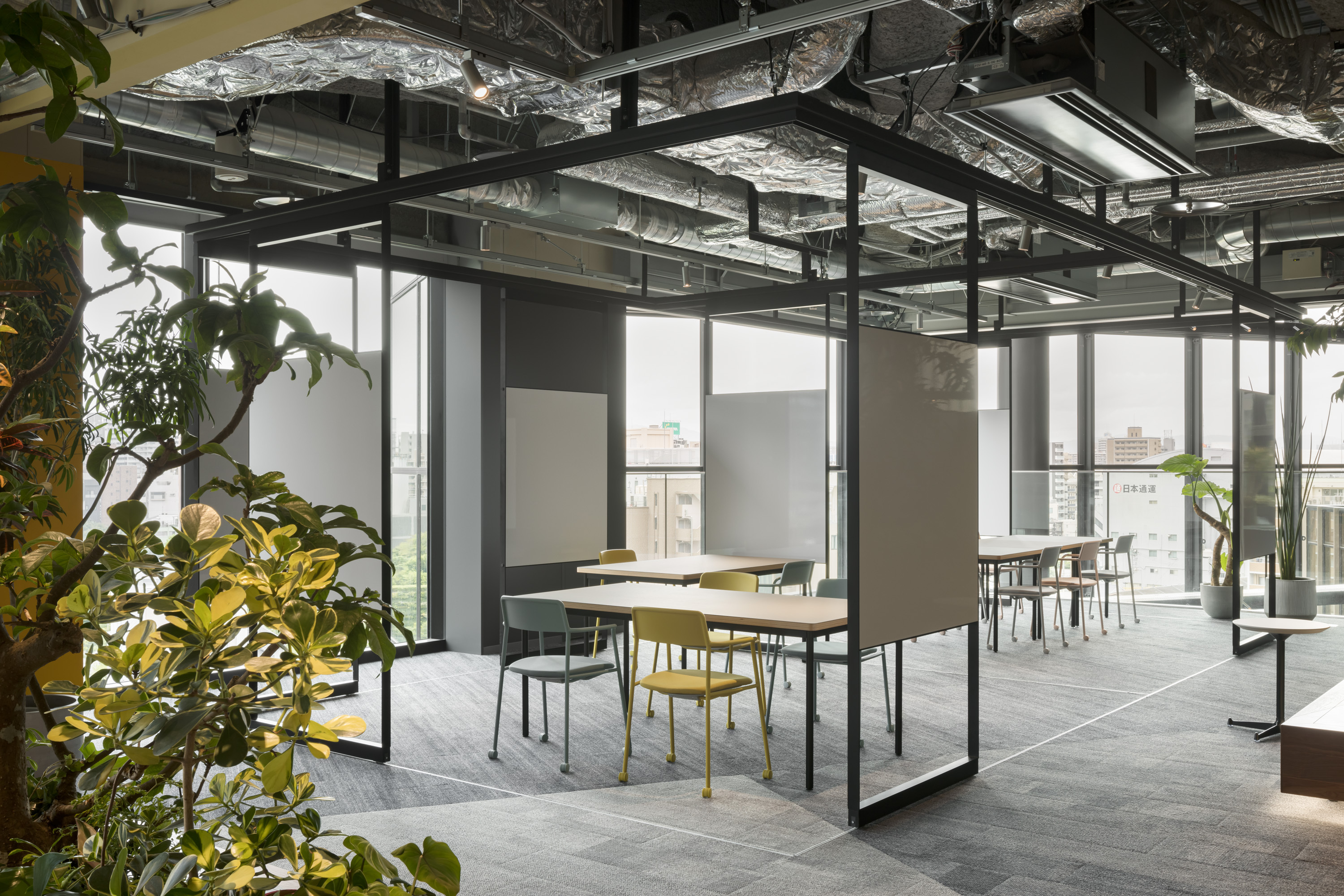 共有部_共用スペース。大きな窓ありで明るく開放的な空間です。※画像はイメージです。