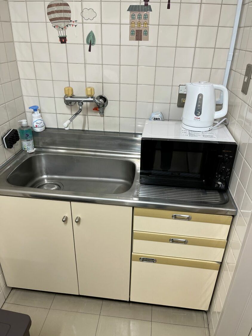 共有部_キッチン。シンクと電子レンジが利用できます。
