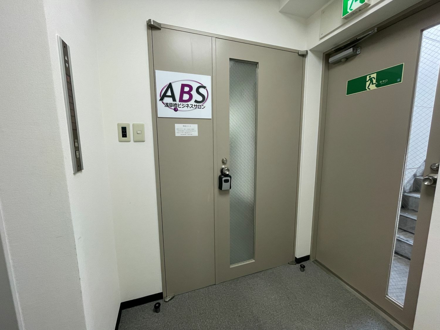 外観_入口。浅草橋駅から徒歩3分に位置しています。