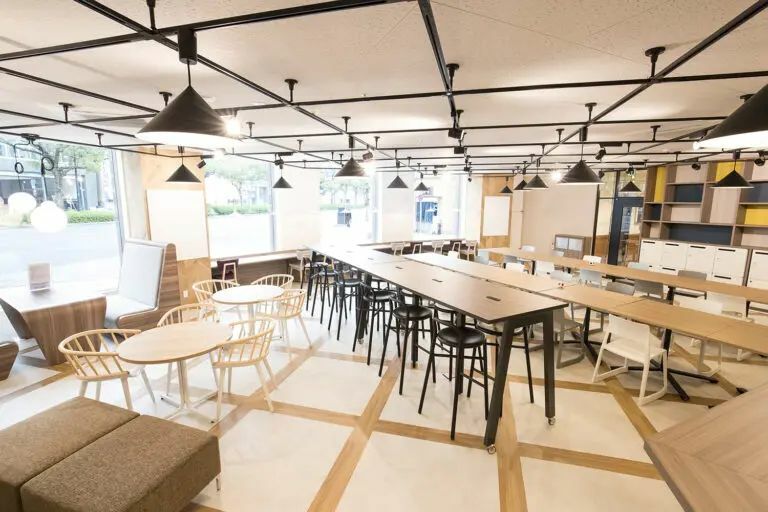 共有部_コワーキングスペース。気分に合わせて席を選べる、自由な作業空間となっています。