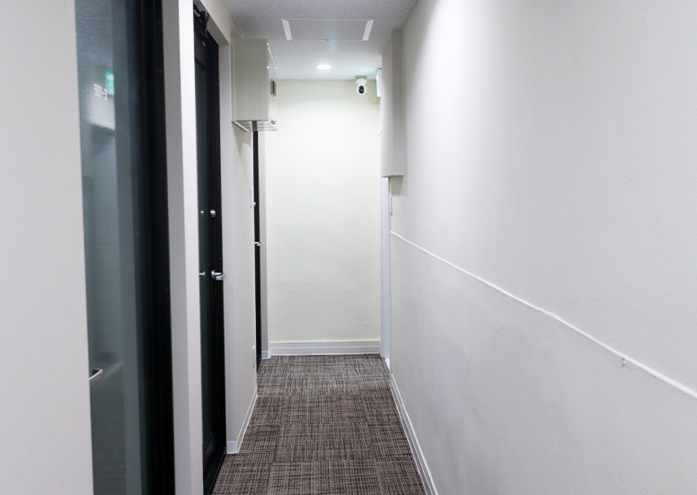 共有部_廊下。個室オフィスは施錠可能となっています。