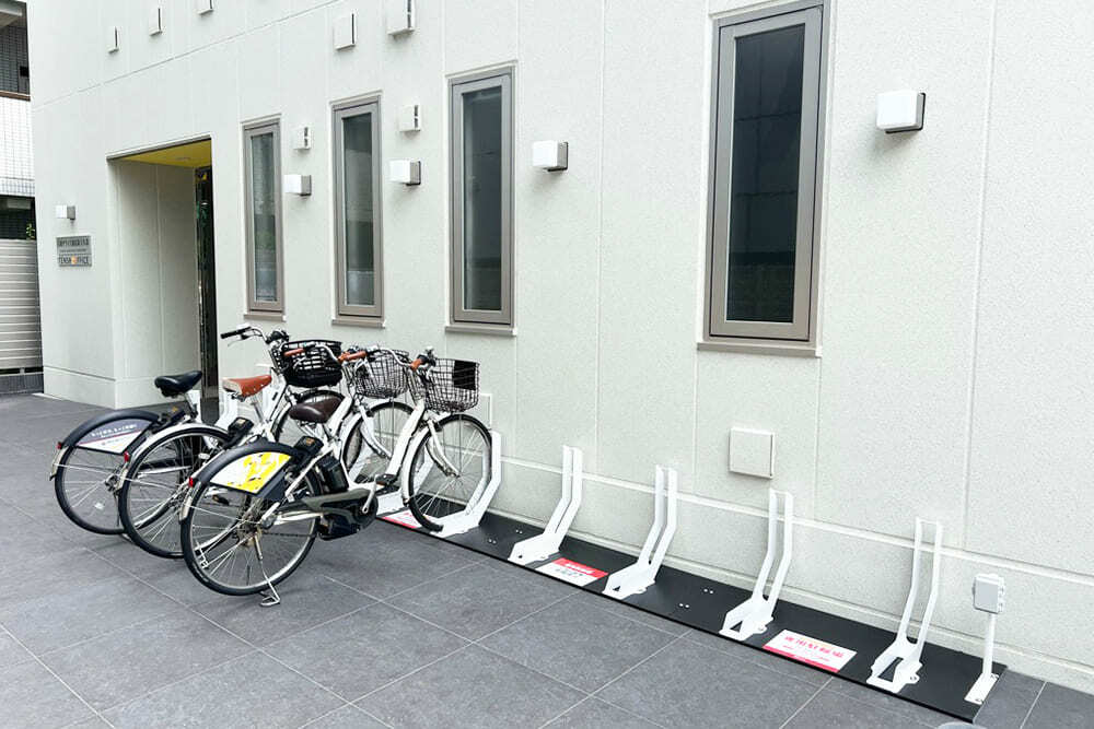 外観_エントランス前にシェアサイクルのポートが設置されています。