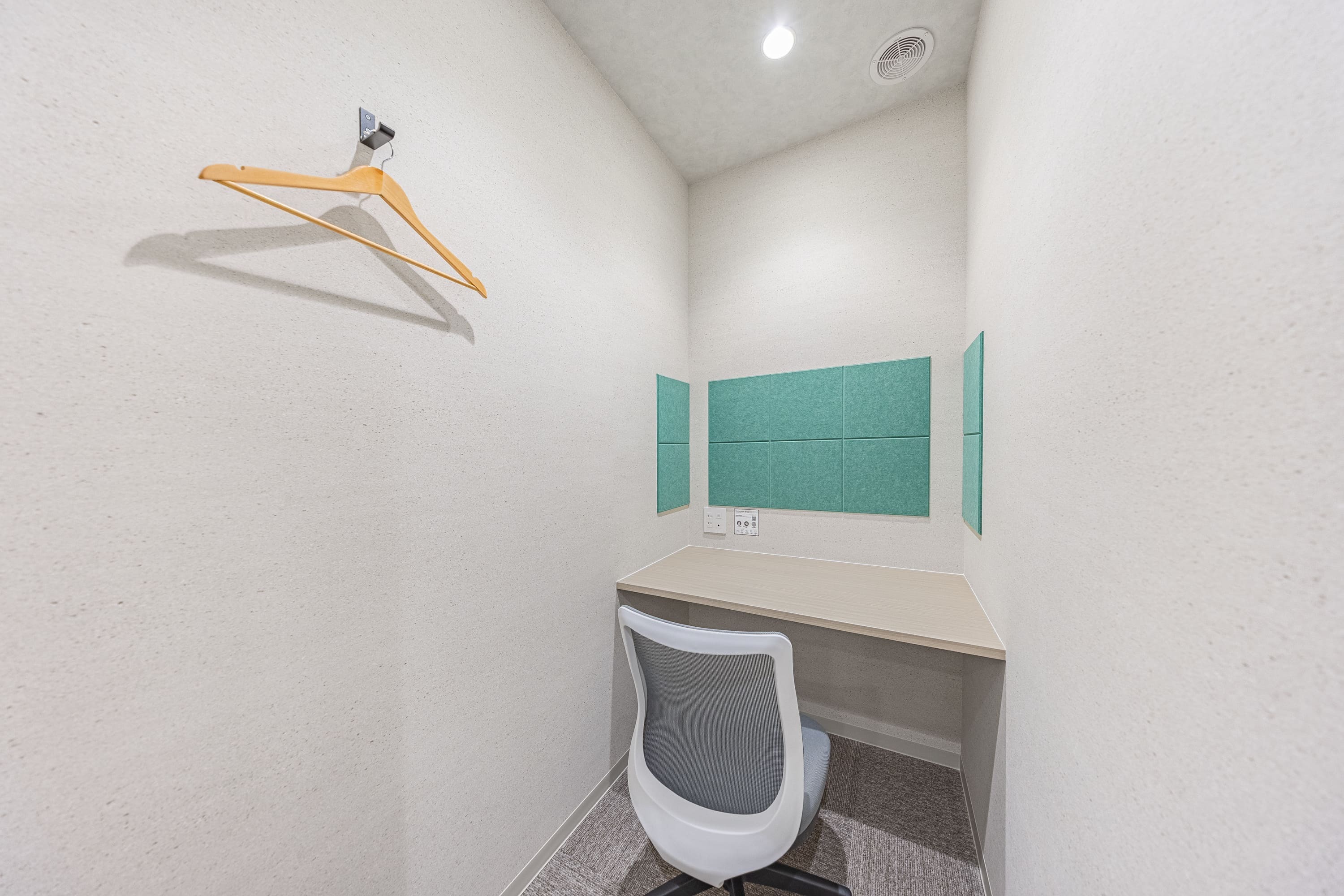 共有部_テレフォンブース。WEB会議や面接の際に便利です。