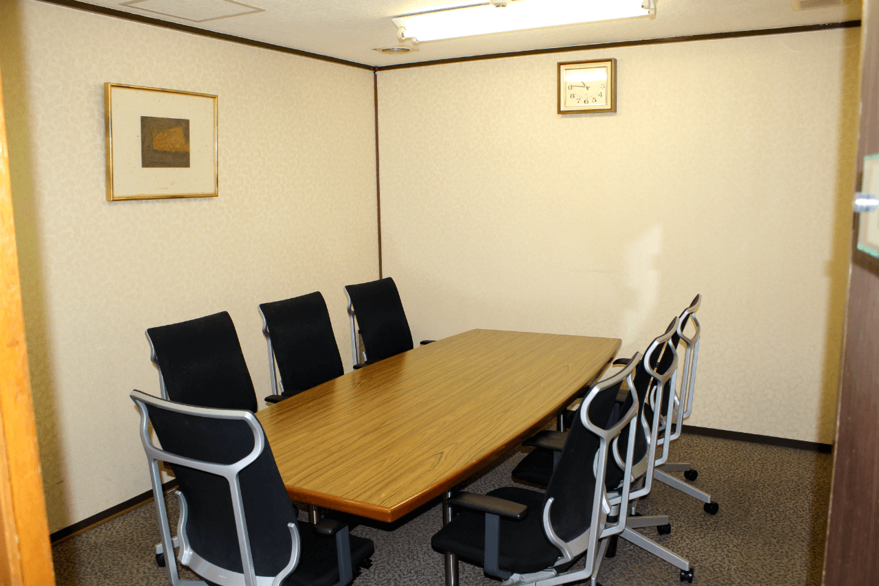 会議室_7名用の会議室、もちろん無料でご利用いただけます