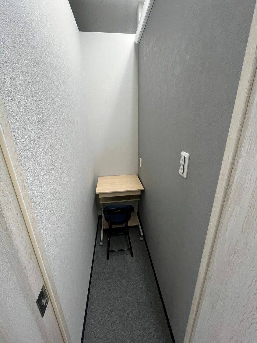 専有部_個室。家具、インターネット環境完備です。