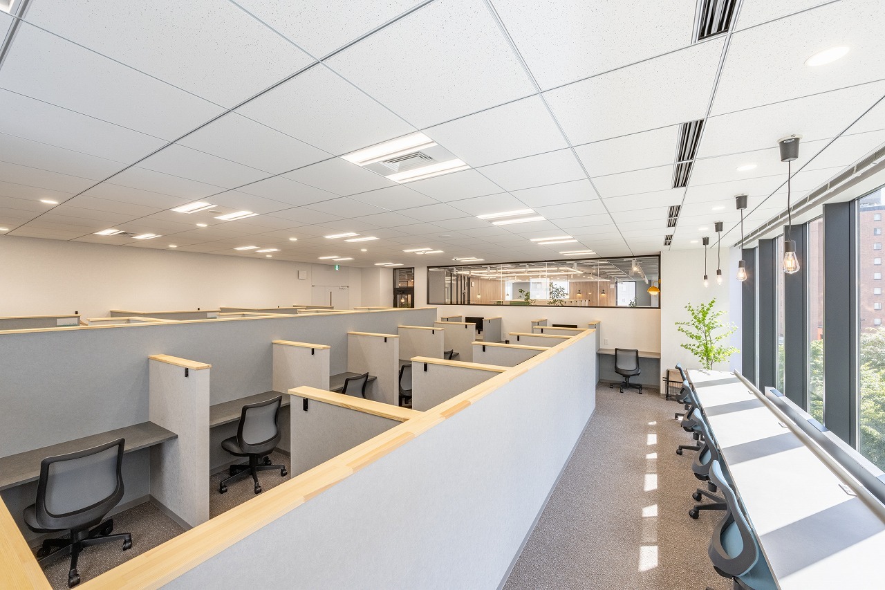 『作業集中ブース』仕切りのある席で静かにソロワークが可能です。