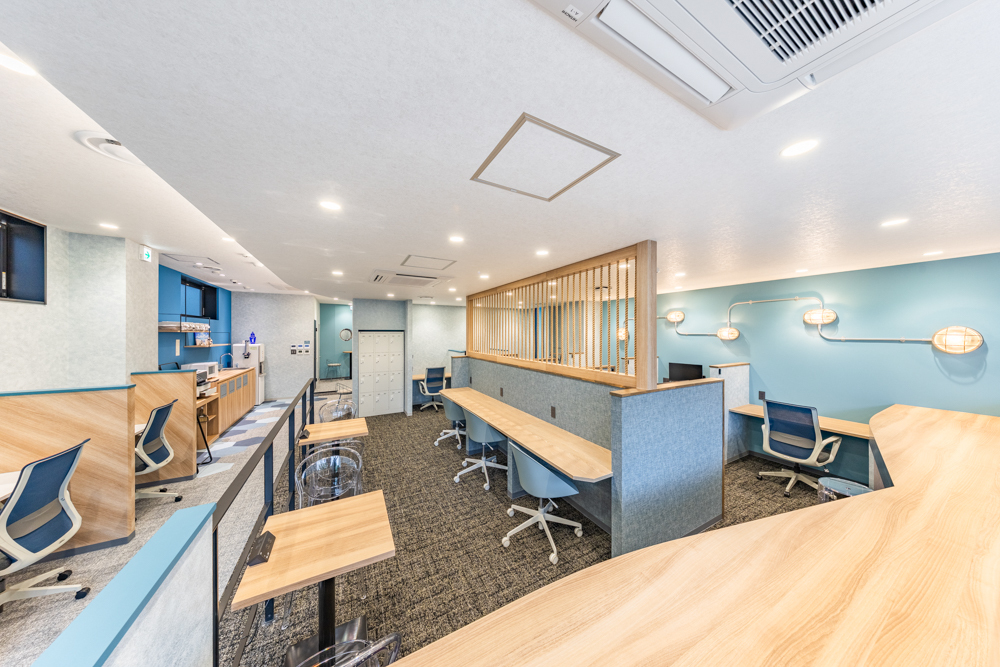 共有部_カフェブース。食事・通話・WEB会議OKの作業スペースです。©bizcomfort