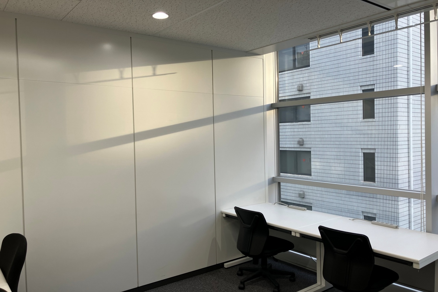 個室_4名用個室。全面窓がついており、開放的な空間です。