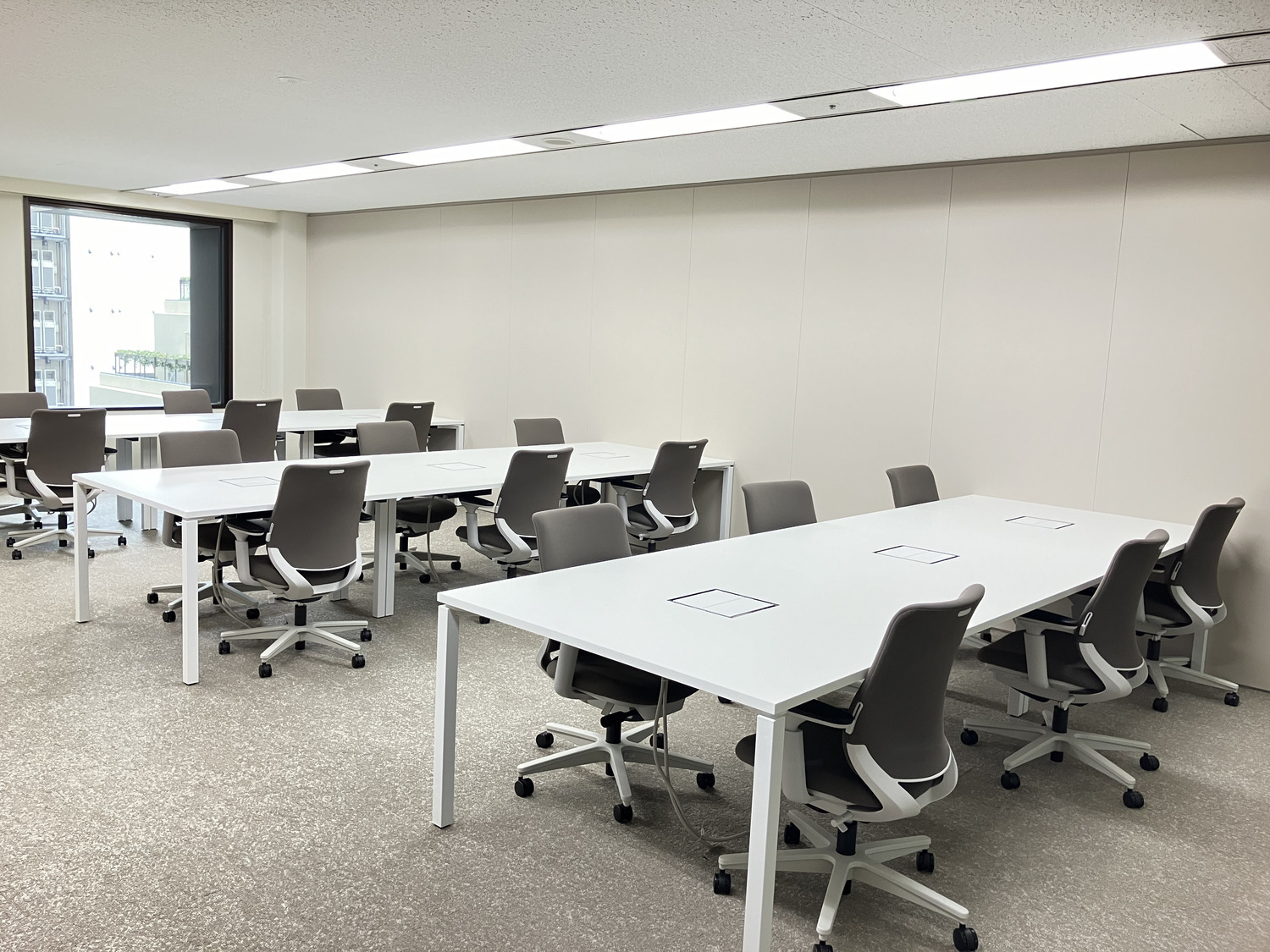 専有部_個室。家具、Wi-Fiが設置されており、すぐに作業が始められる環境です。