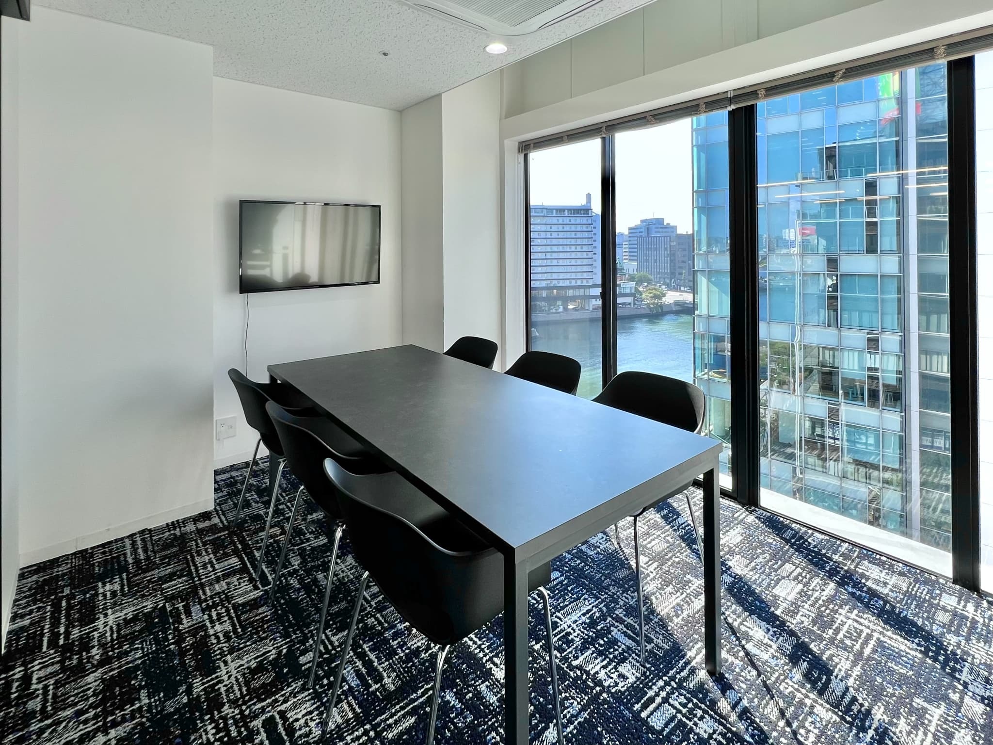 8F｜専有フロア内に会議室を完備。8Fフロアご契約者様専用の会議室です。窓ありで開放感も◎ゲスト招待ももちろん可能。