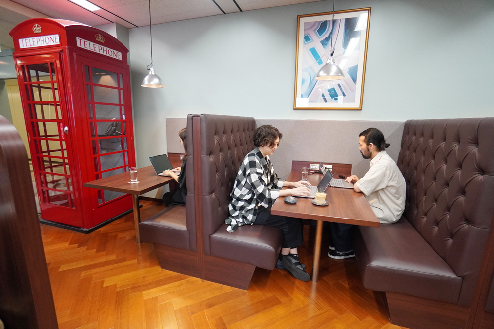 コワーキングスペース_ハイパーテーションのソファー席など、こだわりの家具を設備したラグジュアリーな空間です