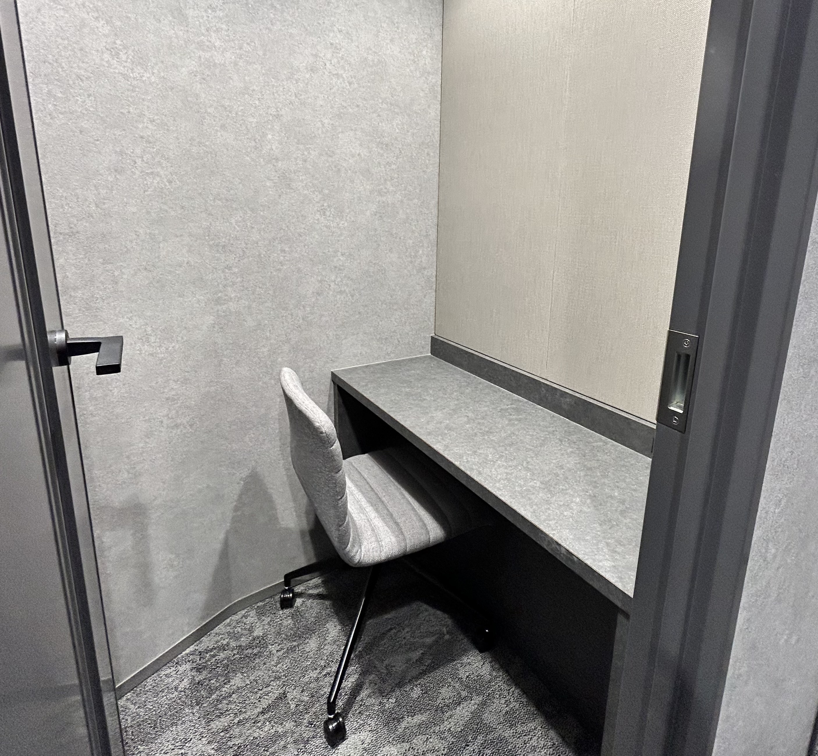 ビル内_テレカンブースも3室あります。