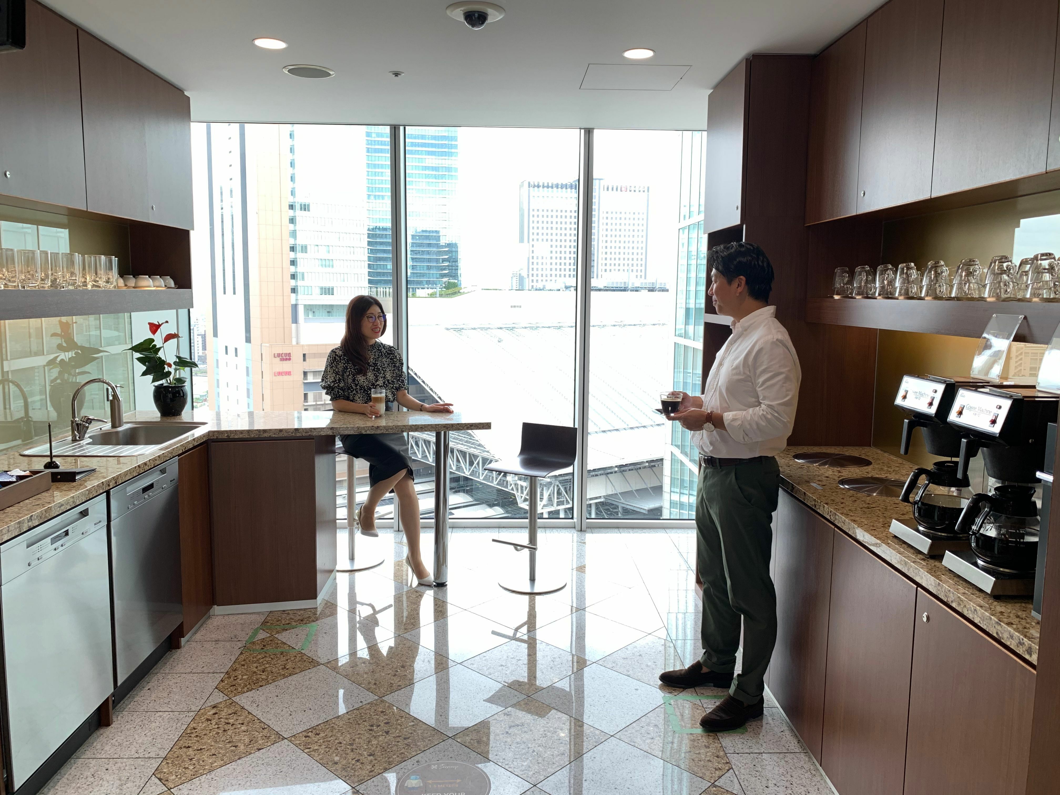 キッチン_一面ガラス張りのキッチンエリア、コーヒーを飲みながら梅田の街を一眸できます